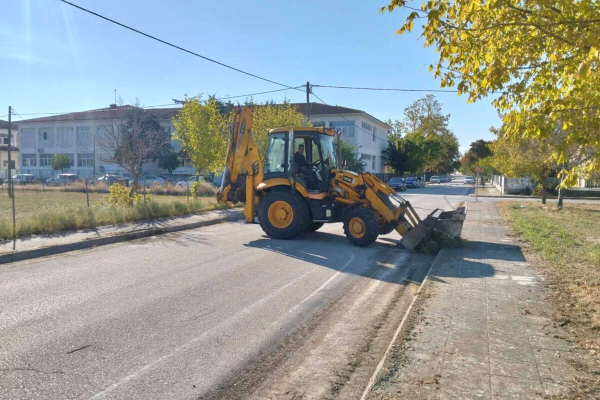 Καθαρίζονται τα ρείθρα στον Αμπελώνα