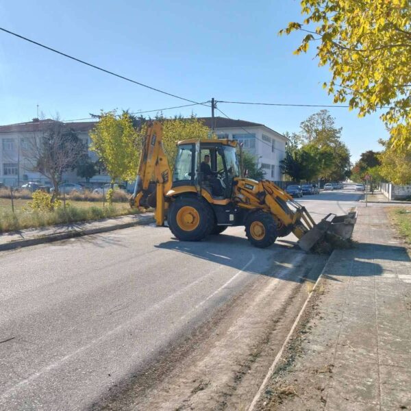 Καθαρίζονται τα ρείθρα στον Αμπελώνα