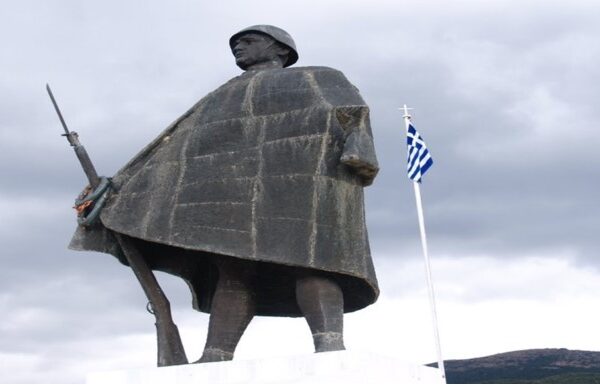 Μάχη της Πίνδου το 1940 και δύο δημοτικά τραγούδια (ελληνικό και αλβανικό)