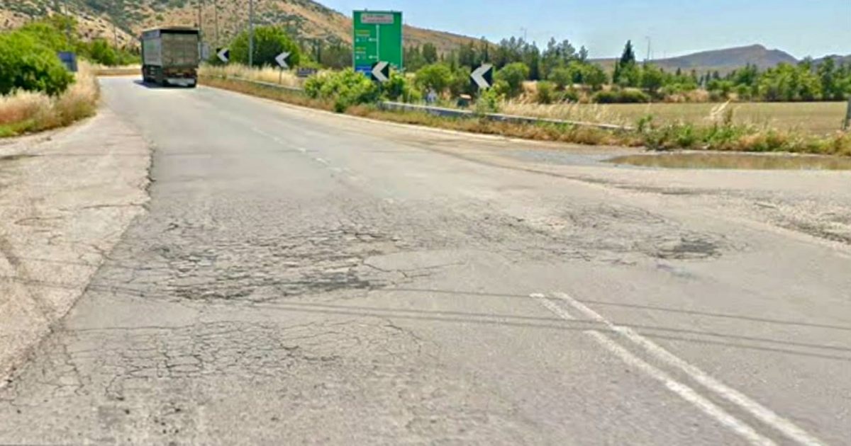 Διαλυμένος και επικίνδυνος ο δρόμος από τη Γυρτώνη έως τον Κόμβο