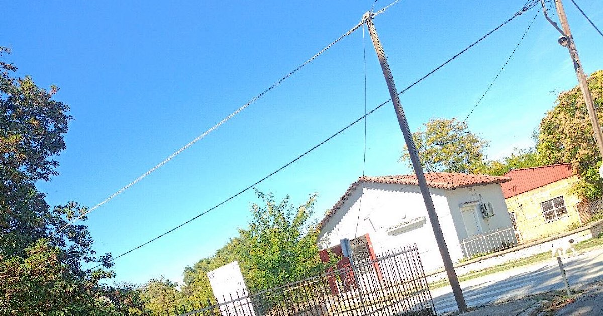 Εκτεθειμένο καλώδιο του ΟΤΕ στον Αμπελώνα