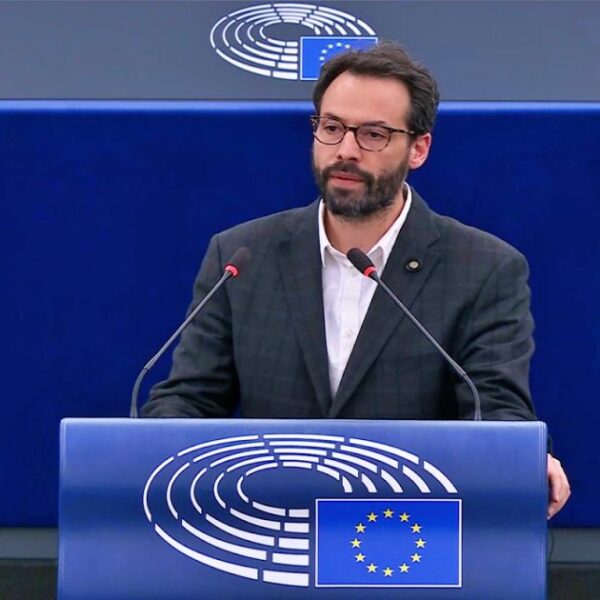 ΚΚΕ στο Ευρωκοινοβούλιο: Σκληρή επίθεση σε ΕΕ και κυβερνήσεις για την ακρίβεια