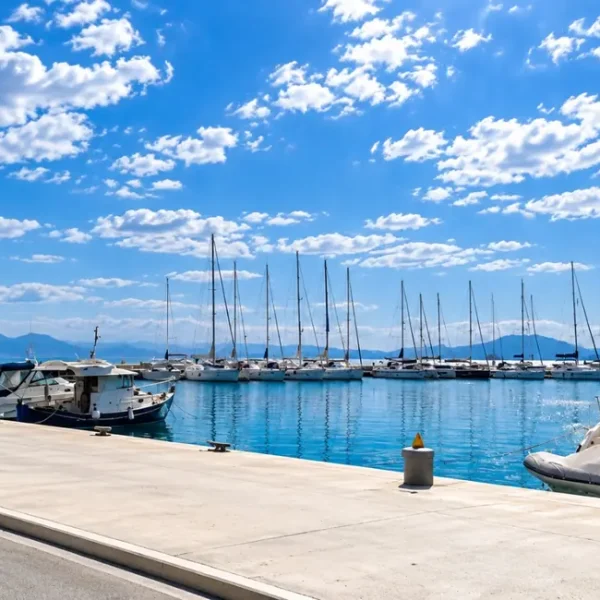 Σταμάτησαν ταξί στην παραλία του Βόλου, κατέβασαν τους επιβάτες και τους ξυλοκόπησαν άγρια– Ένας τραυματίας