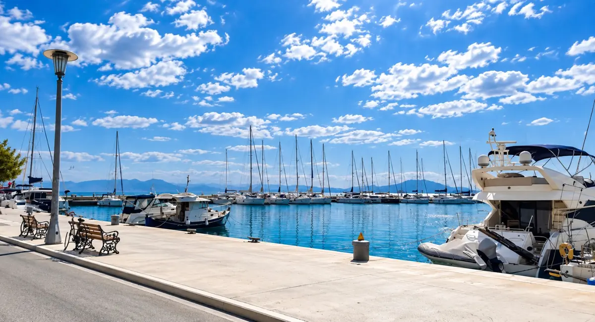 Σταμάτησαν ταξί στην παραλία του Βόλου, κατέβασαν τους επιβάτες και τους ξυλοκόπησαν άγρια– Ένας τραυματίας