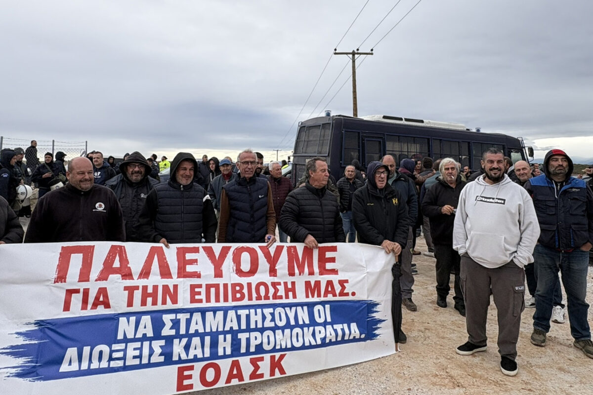Αγρότες επιφύλαξαν αγωνιστική «υποδοχή» στον πρωθυπουργό