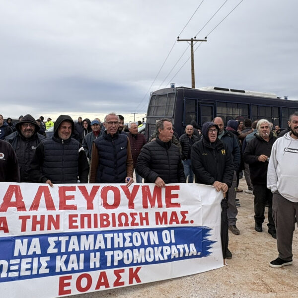Αγρότες επιφύλαξαν αγωνιστική «υποδοχή» στον πρωθυπουργό