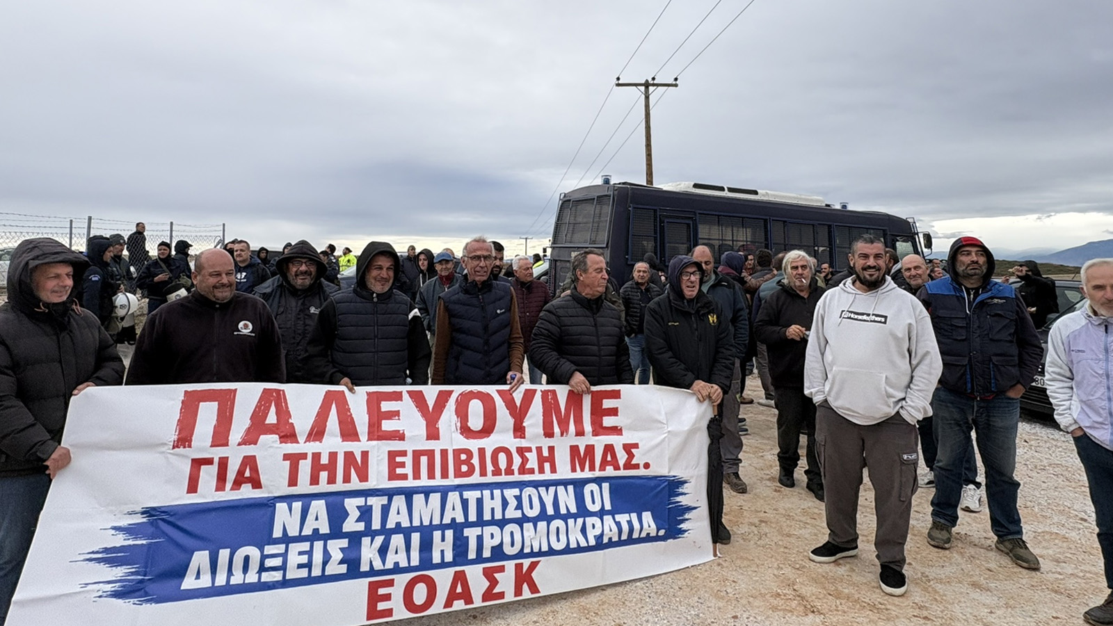 Αγρότες επιφύλαξαν αγωνιστική «υποδοχή» στον πρωθυπουργό