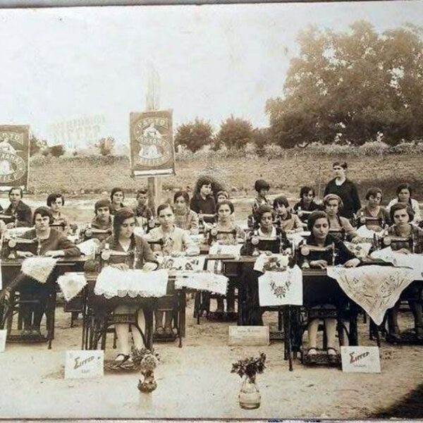 Ο Αμπελώνας του 1928: Νεαρές κεντήστρες με τις ιστορικές ραπτομηχανές Singer