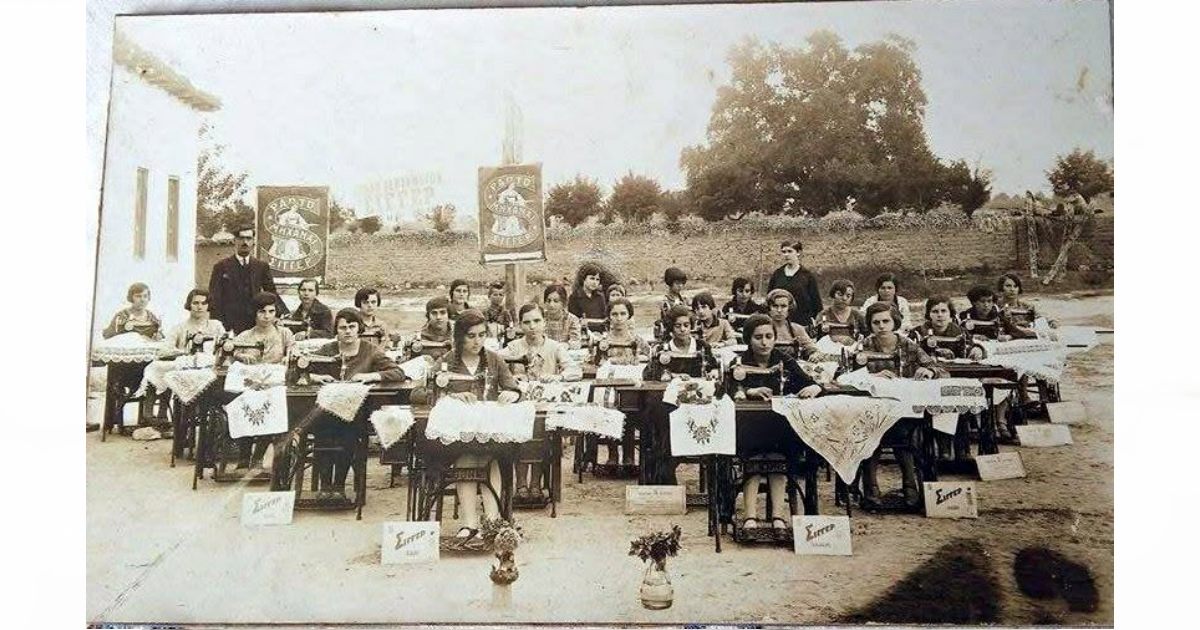 Ο Αμπελώνας του 1928: Νεαρές κεντήστρες με τις ιστορικές ραπτομηχανές Singer