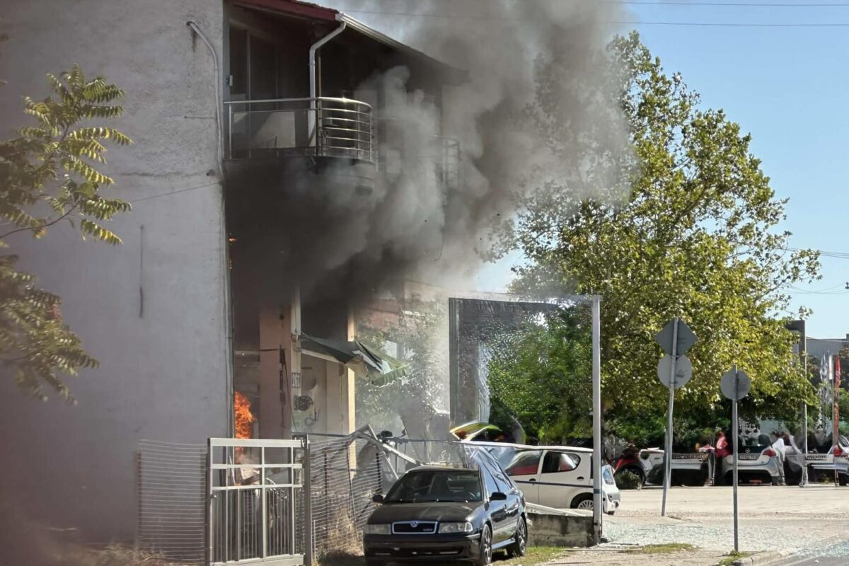 Εκρηξη και φωτιά σε συνεργείο αυτοκινήτων στη Λάρισα – Τρεις τραυματίες (φωτο – βίντεο)