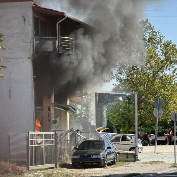 Εκρηξη και φωτιά σε συνεργείο αυτοκινήτων στη Λάρισα – Τρεις τραυματίες (φωτο – βίντεο)