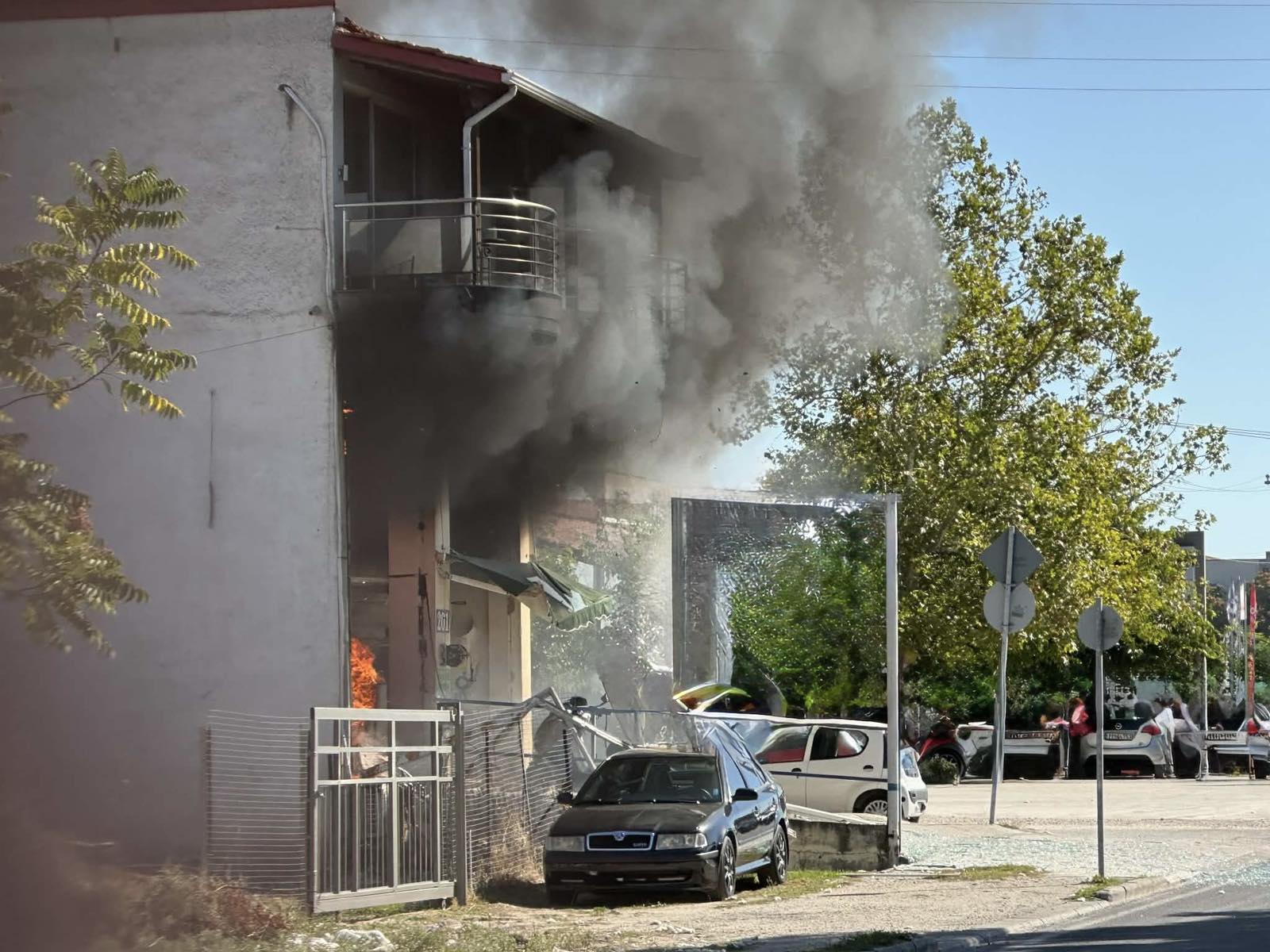 Εκρηξη και φωτιά σε συνεργείο αυτοκινήτων στη Λάρισα – Τρεις τραυματίες (φωτο – βίντεο)
