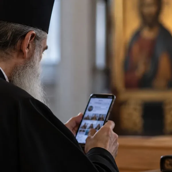 Ιερείς και social media: Η Εκκλησία βάζει στο μικροσκόπιο την αυτοπροβολή και τους διαδικτυακούς «influencers»