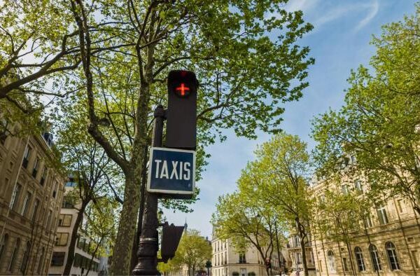Ο ελληνικός σταυρός μπαίνει στα φανάρια -Τι πρέπει να κάνουν οι οδηγοί μόλις τον δουν