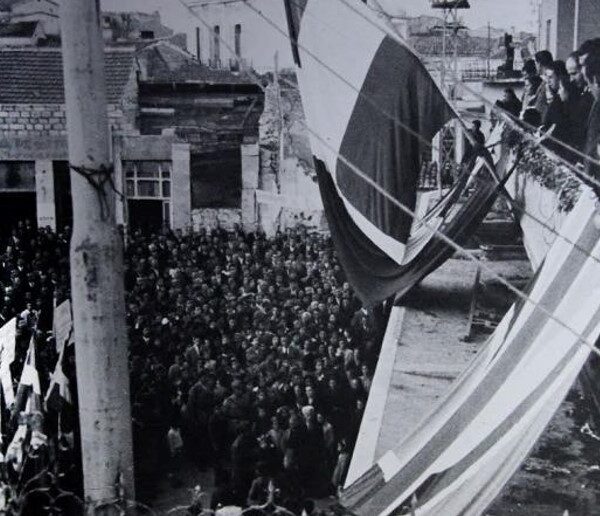 ΠΕΑΕΑ – ΔΣΕ – Π.Π.: Λαέ θυμήσου το χώμα που πατάς λευτέρωσαν μ’ αγώνα ΕΑΜ-ΕΠΟΝ-ΕΛΑΣ