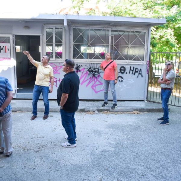 Μουσικό Σχολείο Λάρισας: Σχεδόν δύο χρονιά μετά τις υποσχέσεις οι μαθητές παραμένουν στα κοντέινερς
