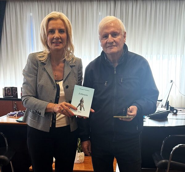 Τη Ρ. Καραλαριώτου επισκέφθηκε ο Έκτ. Νασιώκας με αφορμή το νέο του μυθιστόρημα «Ευθανασία»