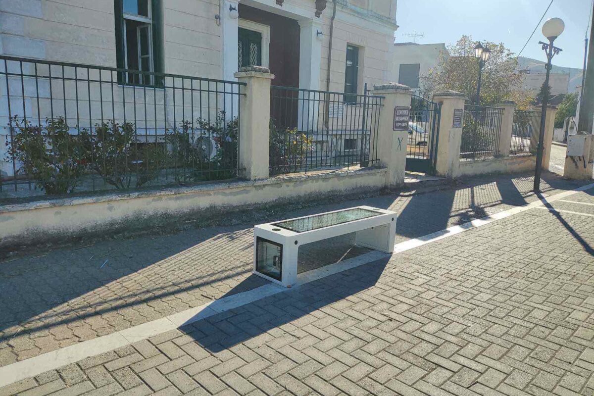 20 «έξυπνα» αυτοφορτιζόμενα παγκάκια σε Τύρναβο, Αμπελώνα και χωριά του Δήμου