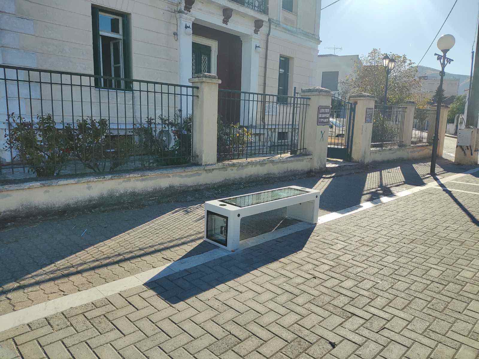 20 «έξυπνα» αυτοφορτιζόμενα παγκάκια σε Τύρναβο, Αμπελώνα και χωριά του Δήμου