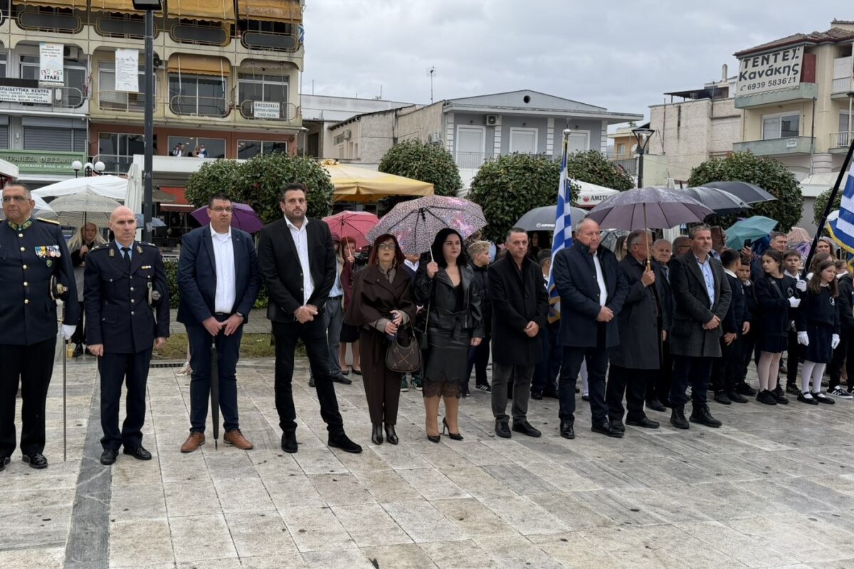 Αν και με βροχή και χωρίς παρελάσεις, γιορτάστηκε με λαμπρότητα η εθνική επέτειος στον δήμο ΤυρνάβουΤύρναβο