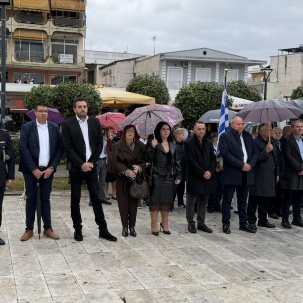 Αν και με βροχή και χωρίς παρελάσεις, γιορτάστηκε με λαμπρότητα η εθνική επέτειος στον δήμο ΤυρνάβουΤύρναβο