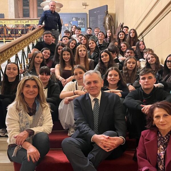 Μαθητές από την Ελασσόνα υποδέχθηκε στη Βουλή ο Μ. Χαρακόπουλος