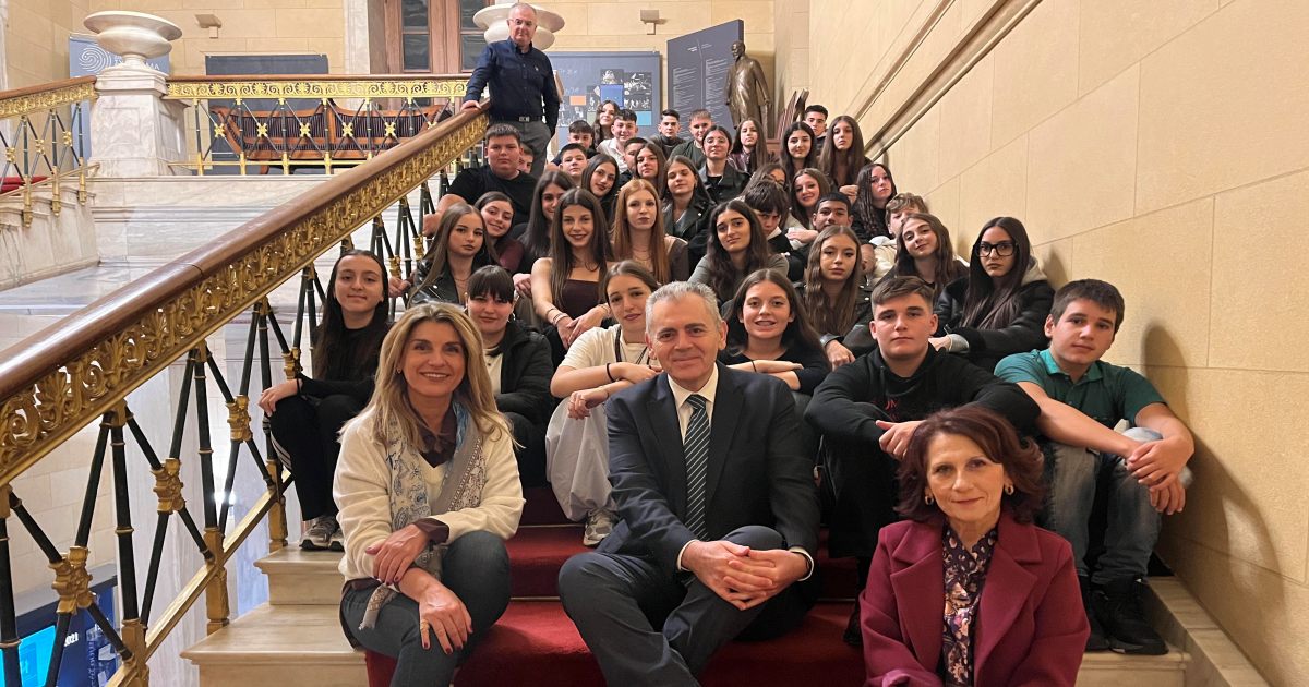 Μαθητές από την Ελασσόνα υποδέχθηκε στη Βουλή ο Μ. Χαρακόπουλος